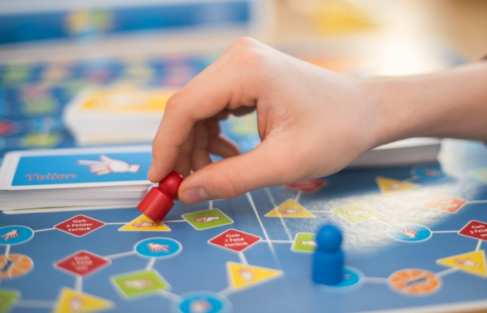 Das Helfen Sorgen Teilen Spiel